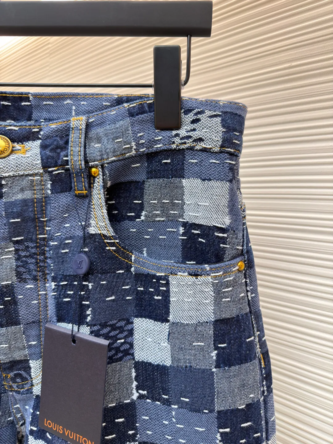 LOUIS VUITTON Nigo co-branded jacquard checkerboard denim trousers ●Authentic product: purchased and developed at 17600 ●Item number: 1680494-B55 ●Material: denim fabric ●Technology: jacquard production ●Version: fitted version ●Weight: about 870 grams ●Size: 28-30-32-34-36 ●Description: This skateboard jeans is from Pharrell The 2025 autumn and winter series collaborated by Williams and Nigo is made of 100% cotton fabric, which combines comfort and durability. The design cleverly incorporates the brand's iconic Damier plaid elements, paying tribute to traditional Japanese patchwork techniques through unique patchwork techniques. The trousers are cut in a classic five-pocket jean style, with pearlescent button placket and rivet embellishments at the front for refined details. An all-over logo jacquard accentuates the brand's identity, while a nubuck leather label adds a premium touch. The overall wiring is straight and delicate, the fabric is comfortable and soft, and the color is consistent without color difference. It can be matched with the same style to create a fashionable look and control various occasions. Customized accessories, complete with three standards, same style for men and women!
